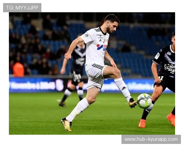 亚眠前锋进攻效率不高，需加强射门练习，亚眠球衣