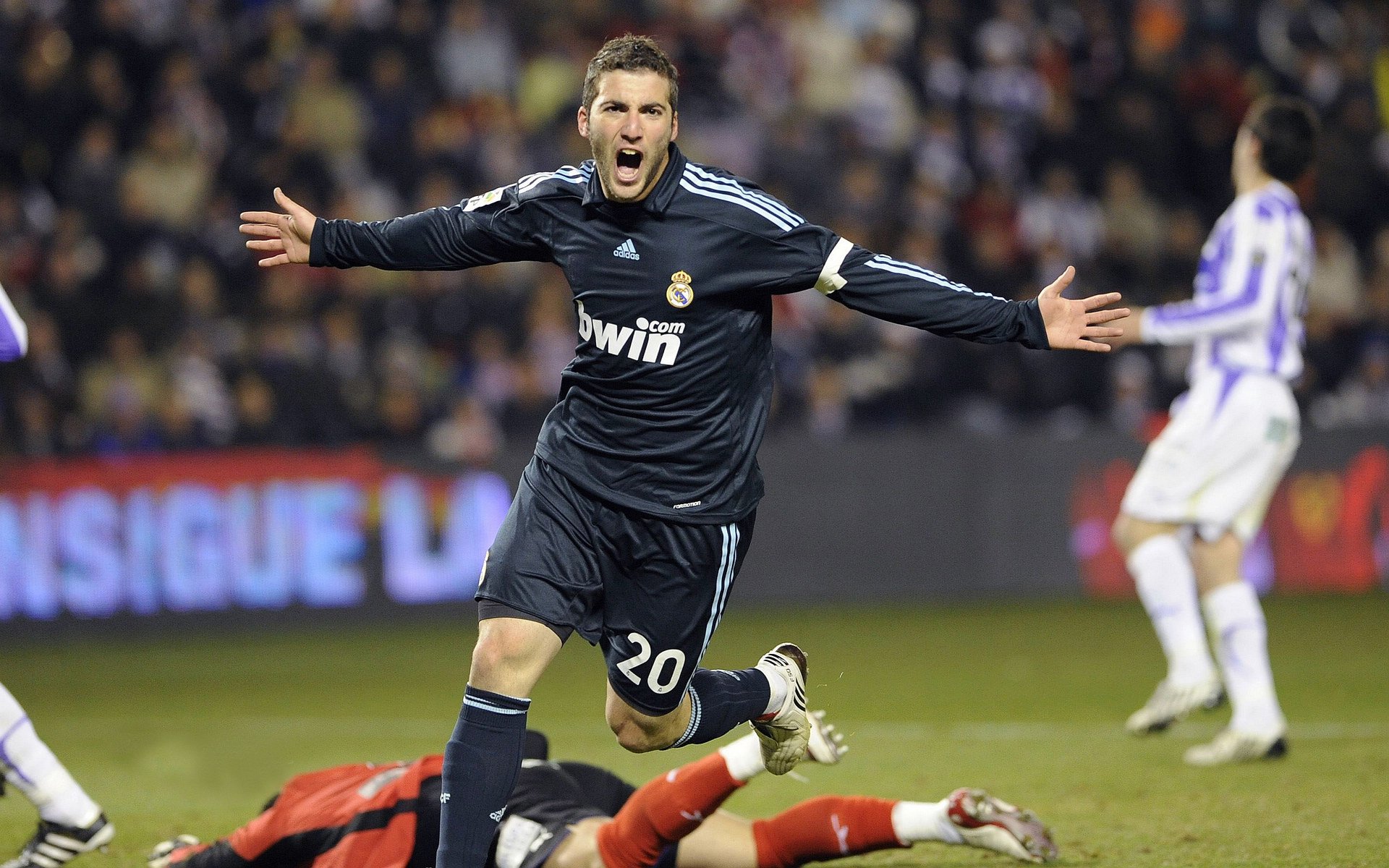 中甲联赛南通支云客场逆转大连人 冲超形势更显胶着,南通支云足球俱乐部官方微博